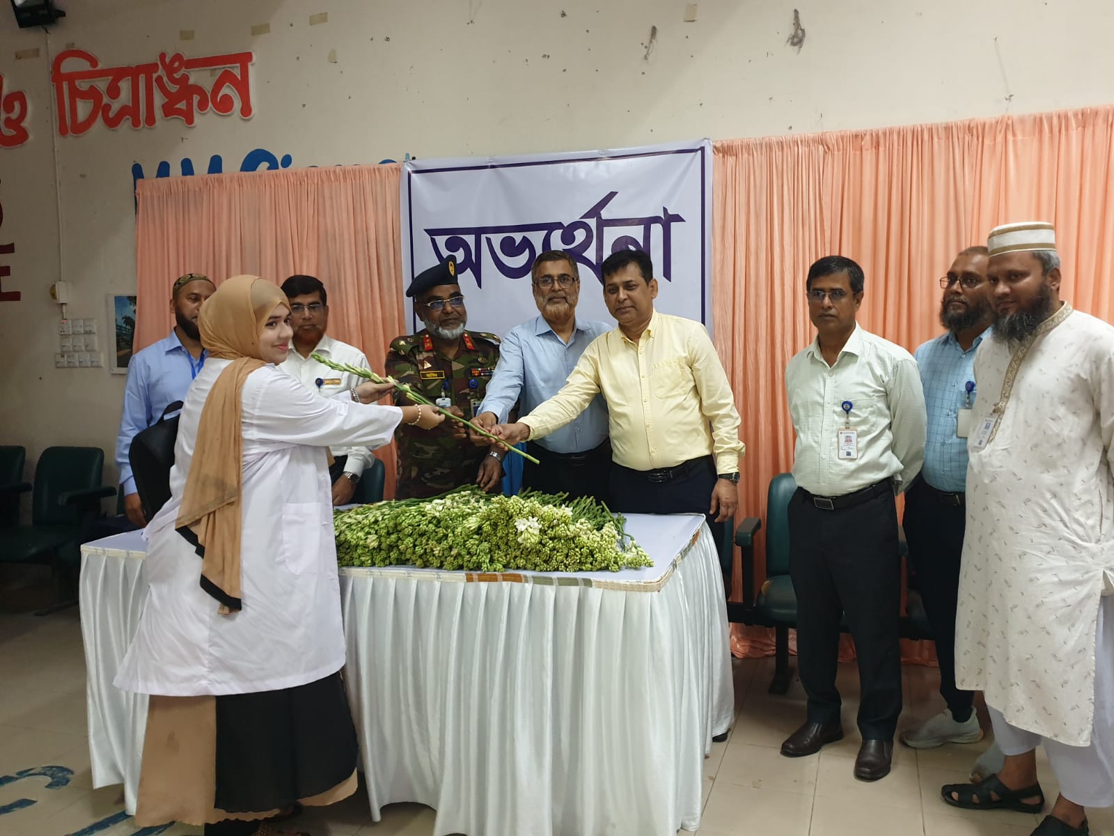 ময়মনসিংহ মেডিকেল কলেজ হাসপাতালে আজ  [ম-৫৭ ও বিডিএস-৯] ০৯-০৭-২৬ইং তারিখ এক মহিমান্বিত ও পবিত্র অনুষ্ঠানে নতুন ইন্টার্ন চিকিৎসকদের শপথ গ্রহণ সম্পন্ন হয়েছে।   অনুষ্ঠানটিতে শপথ পাঠ করিয়েছেন পরিচালক ব্রিগেডিয়ার জেনারেল ডা.মোঃ জাকির হোসেন মহোদয়।